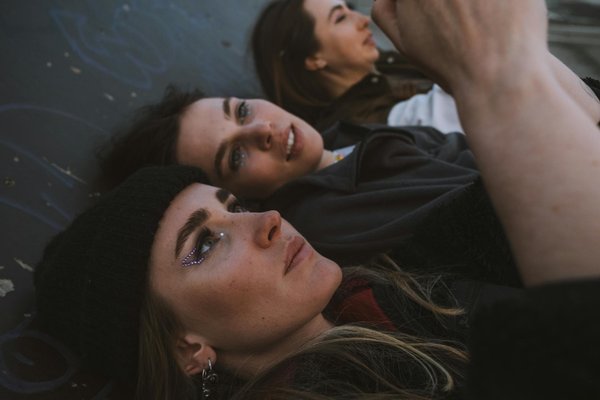 Révélez votre élégance : Guide ultime pour porter des robes asymétriques lors de vos soirées glamour